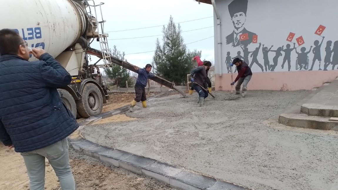 Okulumuz bahçesine beton zemin yapıldı